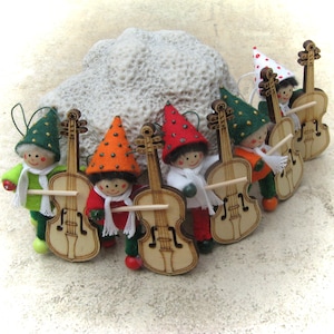 Gnomo con contrabajo, gnomo musical, decoración navideña, adorno navideño, decoración para árbol de Navidad, carrito de mano con etiqueta de regalo