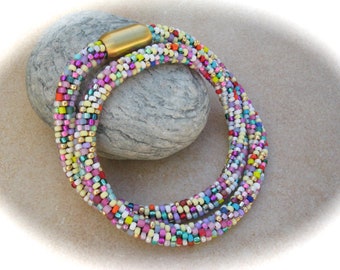 Färgglatt virkat halsband för våren, rörhalsband, virkat pärlhalsband, virkat halsband, glaspärlehalsband, pärlhalsband, glashalsband, färgglatt halsband