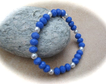 blue and white glass bead bracelet with freshwater beads, elastic bracelet, boho bracelet, friendship bracelet, guest gift