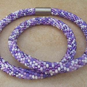 confete de corrente de crochê roxo-branco, corrente de tubo, colar de pérolas de crochê, corrente de crochê, colares de pérolas, corrente de contas de vidro, corrente de vidro, corrente roxa