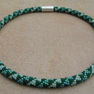 Colar de miçangas &quot;Triângulos Verdes&quot;, colar de crochê, colar de tubo, colar de miçangas de crochê, colar de crochê, colares de miçangas, colar de contas de vidro, colar de vidro