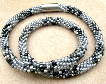 collier en crochet noir-gris-argenté, chaîne de tuyau, collier de perles crocheté, collier crocheté, collier gris, collier de perles, collier de perles de verre, chaîne en verre