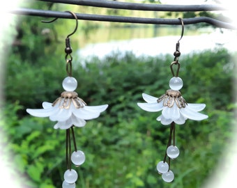 große weiße Blütenohrhänger, Blumenohrhänger, florale Ohrhänger, Glockenblumenohrhänger