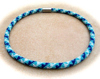 triangles de collier en crochet blanc-bleu-turquoise, chaîne de tuyau, collier de perles, collier au crochet, chaîne en verre