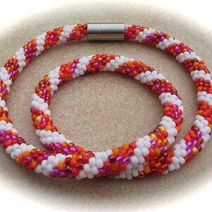 colar de crochê branco-rosa-laranja-vermelho, colar de contas de crochê, corrente de tubo, corrente, crochê, colares de contas, colar de contas de vidro, colar de vidro