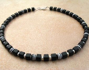 zwart-witte kubusketting met zoetwaterparels, glazen ketting