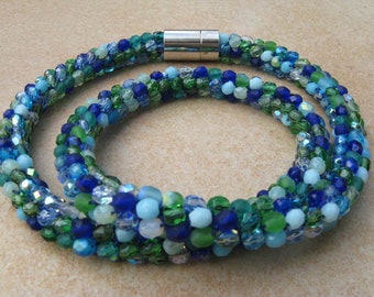 Perlenkette Glitzertraum in türkis-blau-grün,Häkelkette,gehäkelte Perlenkette,Kette gehäkelt,Schlauchkette,Perlenketten,Glaskette