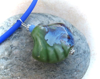 grün-blauer Keramikanhänger Muschel
