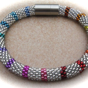 silber-buntes Häkelarmband, Schlaucharmband, gehäkeltes Armband, Glasarmband, Perlenarmband Bild 3
