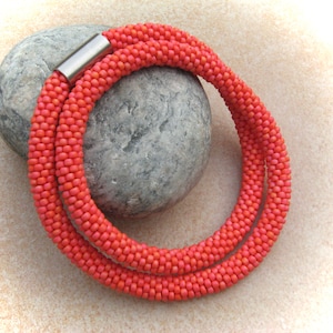colar de crochê cor salmão, corrente tubular, colar de pérolas de crochê, colar de crochê, colares de pérolas, colar de contas de vidro, corrente vermelha, joias de crochê