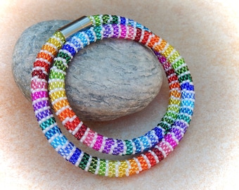 Färgglatt pärlhalsband, rörhalsband, virkat halsband, virkat pärlhalsband, glaspärlehalsband, glashalsband, pärlhalsband