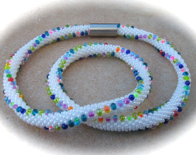 Weißbunte Häkelkette, gehäkelte Kette, Kette gehäkelt, Glasperlenkette