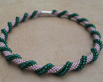 rosa och grönt spiralhalsband, virkat halsband, virkat pärlhalsband, virkat halsband, pärlhalsband, glaspärlhalsband, rörhalsband, glashalsband