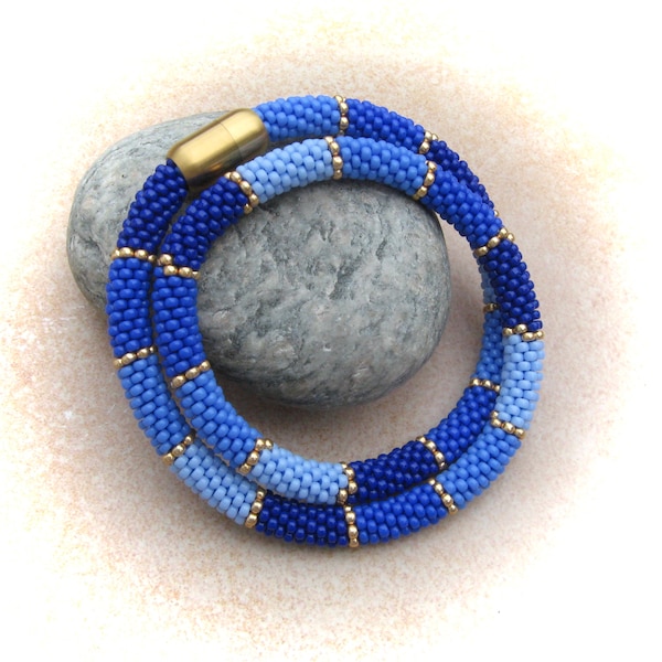 Collier au crochet dans les tons de bleu, collier de perles au crochet, collier tube