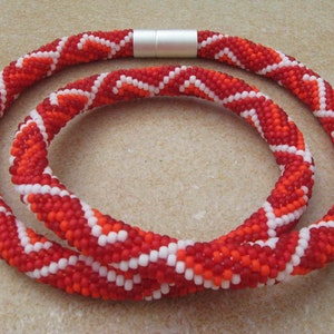 Colar meandro branco-laranja-vermelho, colar de crochê, colar de tubo, colar de pérolas de crochê, colar de crochê, colar de contas de vidro, colares de pérolas, colar de vidro