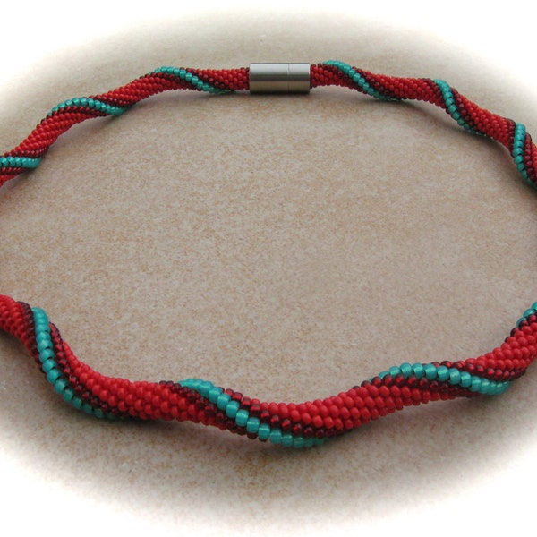 collier en crochet rouge-turquoise en spirale, chaîne de tuyau, collier de perles de verre crocheté, collier de crochet, collier de perles, chaîne en verre