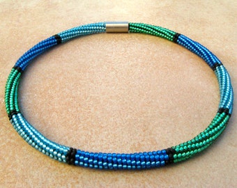 grün-blau-türkise Häkelkette,Schaluchkette,gehäkelte Perlenkette,Kette gehäkelt,Glasperlenkette,Perlenketten,Glaskette