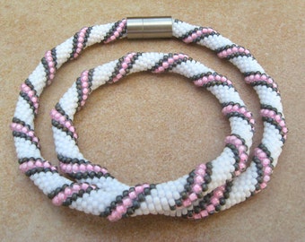 weiß-rosa-graue Häkelkette "Spirale",gehäkelte Perlenkette,Kette gehäkelt,Schlauchkette,Perlenketten,Glasperlenkette,Glaskette