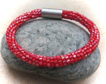 rotes Häkelarmband,gehäkeltes Perlenarmband,Armband gehäkelt,Schlaucharmband,rotes Armband,Perlenarmband,Glasperlenarmband,Glasarmband