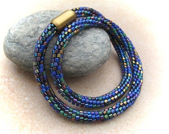 Pärlhalsband "Färgglad magi", virkat halsband, virkat pärlhalsband, rörhalsband, virkat halsband, färgglatt halsband, pärlhalsband, glaspärlehalsband, glashalsband