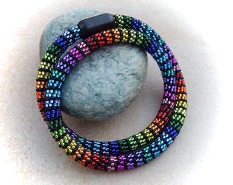 Regnbågshalsband, virkat halsband, virkat pärlhalsband, rörhalsband, virkat halsband, pärlhalsband, glaspärlhalsband, färgglatt halsband, glashalsband