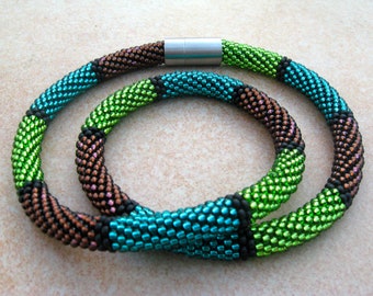 grönt-petrolbrunt virkat halsband, virkat halsband, pärlhalsband, virkat halsband, halsband av glaspärlor, glashalsband, rörhalsband