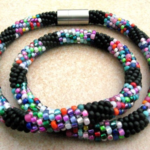 colar de crochê preto e colorido, corrente tubular, colar de contas de vidro de crochê, colar de crochê, colares de contas, colar de vidro, colar colorido