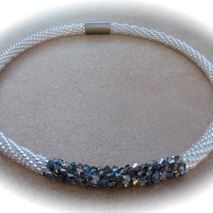 silber-graue Häkelkette Glitzertraum, Schlauchkette, gehäkelte Kette, festliche Kette, Glaskette