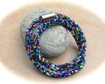 Färgglatt virkat halsband för våren, rörhalsband, virkat pärlhalsband, virkat halsband, glaspärlehalsband, pärlhalsband, glashalsband, färgglatt halsband