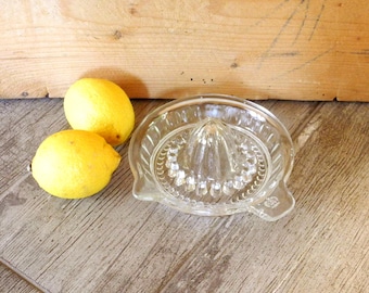 Alte Zitruspresse aus Glas mit Ausgießer  #4457591169