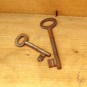 2 rusty house keys with patina #1300429242