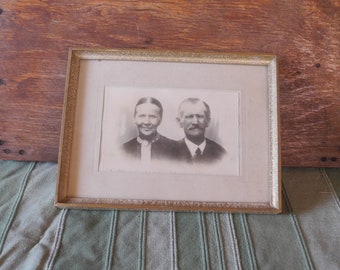 Kleiner alter Bilderrahmen mit Ehepaar   Vintage Holzrahmen