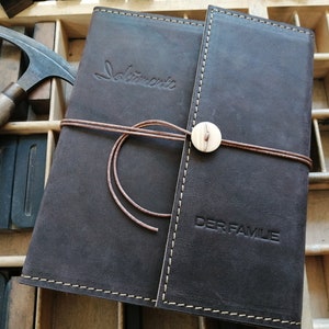 Familieboek lederen kaft, bruin, handgemaakt, individueel familieboek, bruiloft, huwelijksceremonie, burgerlijke stand, geboorte, familiedocumenten