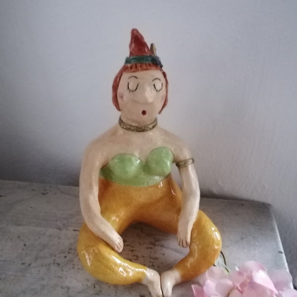 Figurine en céramique yoga méditation position du lotus