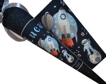 SCHULTÜTE  Zuckertüte Raumschiff Rakete Weltall Space kompl. mit Rohling ** 70 cm oder XXL 85 cm **mit  Namen und später Kissen (Inlet)
