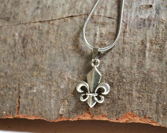 Kette Fleur de Lis, Französische Lilie, antiksilberfarben, Schlangenkette aus Edelstahl, 45 cm lang