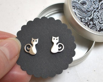 Ear studs made of stainless steel with small cats, including jewelry box