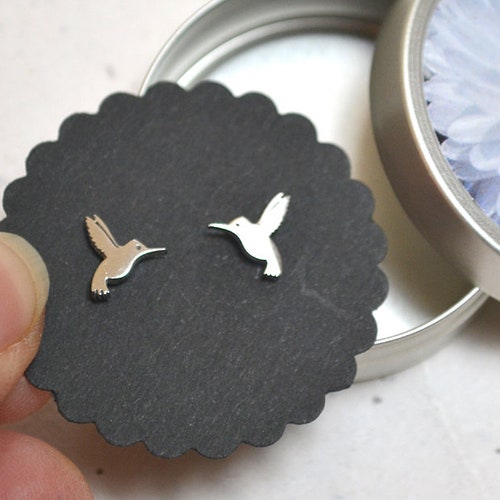Ohrstecker kleinen Mini Kolibri Vögelchen Edelstahl Schmuckdöschen Gänseblümchen
