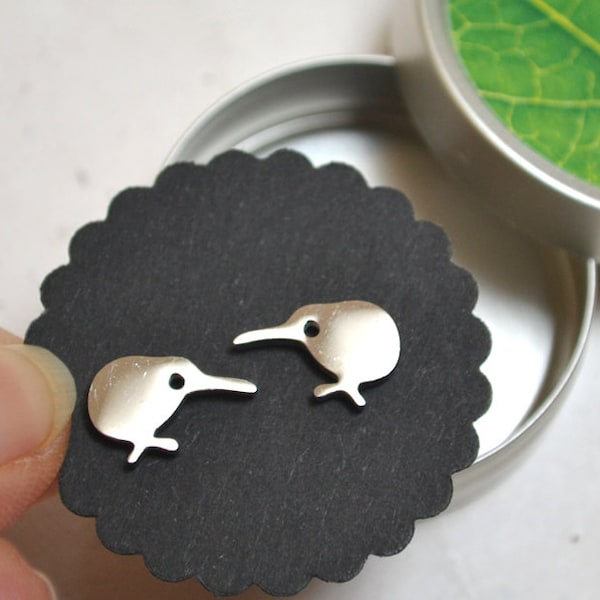 Stud earrings with small kiwi birds made of stainless steel with a jewelry box leaf motif