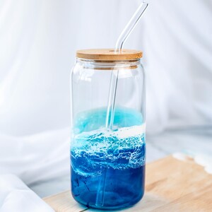 Ocean Harz Glasbecher | Harz Wellen | Funktionale Kunst | Ocean Trinkgefäß | Bambus Deckel | Glas Strohhalm Ocean Blue