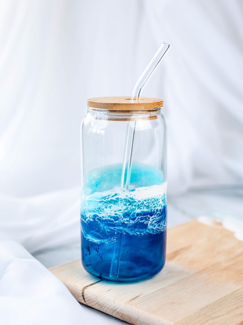 Ocean Harz Glasbecher | Harz Wellen | Funktionale Kunst | Ocean Trinkgefäß | Bambus Deckel | Glas Strohhalm Ocean Blue