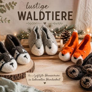 Op de afbeelding: Vier paar vilten pantoffels met ontwerpen van een husky, wolf, vos en beer. De tekst "lustige WALDTIERE" en "handgefilzte Hausschuhe in liebevoller Handarbeit" is zichtbaar in de afbeelding, samen met diverse decoratieve elementen.