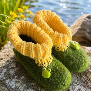 Babyfiltskor "Liten groda" med gula stickade muddar, storlek 22, 13,5 cm