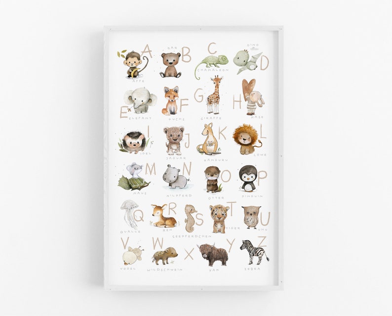 Peut inclure: Une affiche d'alphabet color&eacute;e illustrant des animaux de A &agrave; Z. Chaque animal est repr&eacute;sent&eacute; dans un style de dessin anim&eacute; mignon sur un fond brun clair. Les lettres sont dans une police d'&eacute;criture simple et manuscrite.