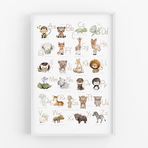 Op de afbeelding: Een kleurrijk alfabetkaart met dieren uit de jungle. Elke letter van het alfabet is gekoppeld aan een dier, zoals een aap voor A, een beer voor B, een kameleon voor C en een dinosaurus voor D. De dieren zijn ge&iuml;llustreerd in een schattige, cartoonachtige stijl met aquarelachtige texturen.