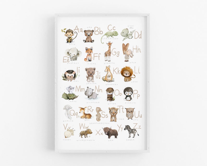 Op de afbeelding: Een kleurrijk alfabetkaart met dieren uit de jungle. Elke letter van het alfabet is gekoppeld aan een dier, zoals een aap voor A, een beer voor B, een kameleon voor C en een dinosaurus voor D. De dieren zijn ge&iuml;llustreerd in een schattige, cartoonachtige stijl met aquarelachtige texturen.