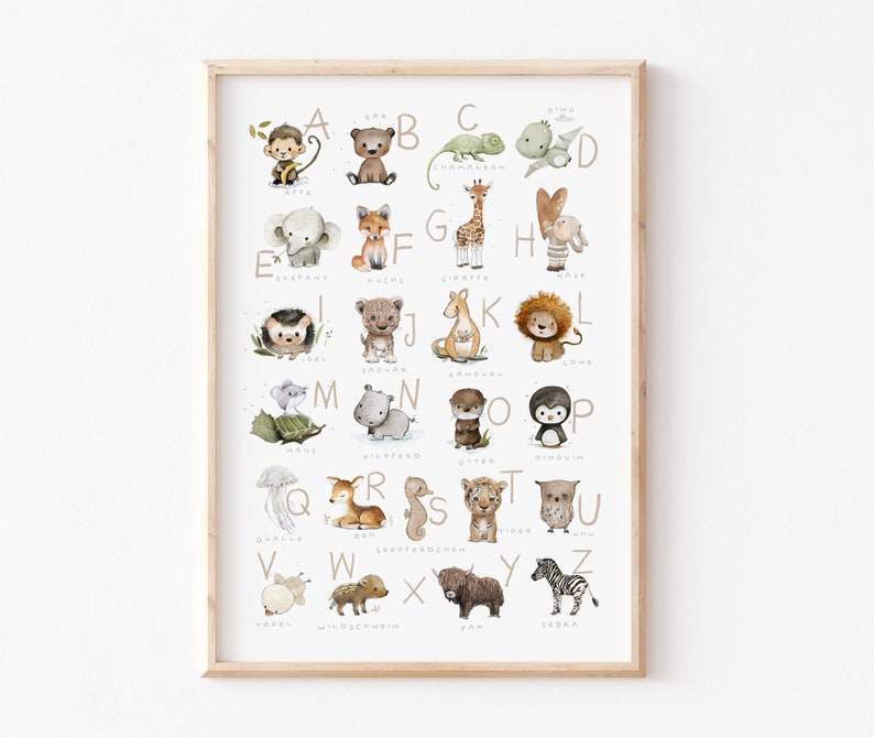 Peut inclure: Une affiche alphabet color&eacute;e illustrant des animaux de A &agrave; Z. Chaque animal est repr&eacute;sent&eacute; dans un style de dessin anim&eacute; mignon avec un effet aquarelle. L'affiche comprend l'alphabet anglais et le nom allemand de chaque animal.