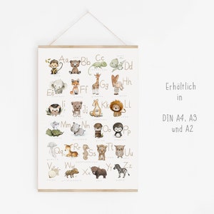 Op de afbeelding: Een kleurrijke alfabetposter met ge&iuml;llustreerde dieren van A tot Z. Elke letter is gekoppeld aan een schattige dierenillustratie, zoals een aap, een vos, een giraffe, een leeuw en een zebra. De poster is verkrijgbaar in de formaten DIN A4, A3 en A2.