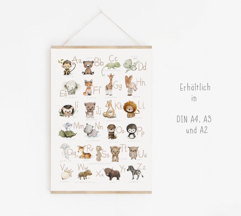 Op de afbeelding: Een kleurrijke alfabetposter met ge&iuml;llustreerde dieren van A tot Z. Elke letter is gekoppeld aan een schattige dierenillustratie, zoals een aap, een vos, een giraffe, een leeuw en een zebra. De poster is verkrijgbaar in de formaten DIN A4, A3 en A2.