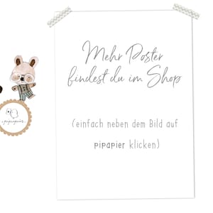 Peut inclure: Une carte blanche avec le texte "Mehr Poster findest du im Shop (einfach neben dem Bild auf pipapier klicken)" en gris. La carte est d&eacute;cor&eacute;e d'une petite illustration d'un ours portant des lunettes et d'un motif floral brun et blanc.